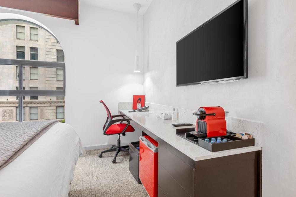 Deluxe King Room - Non-Smoking interior